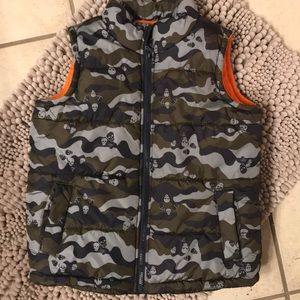 Old Navy youth small camo puffer vest. Looks  NEW
